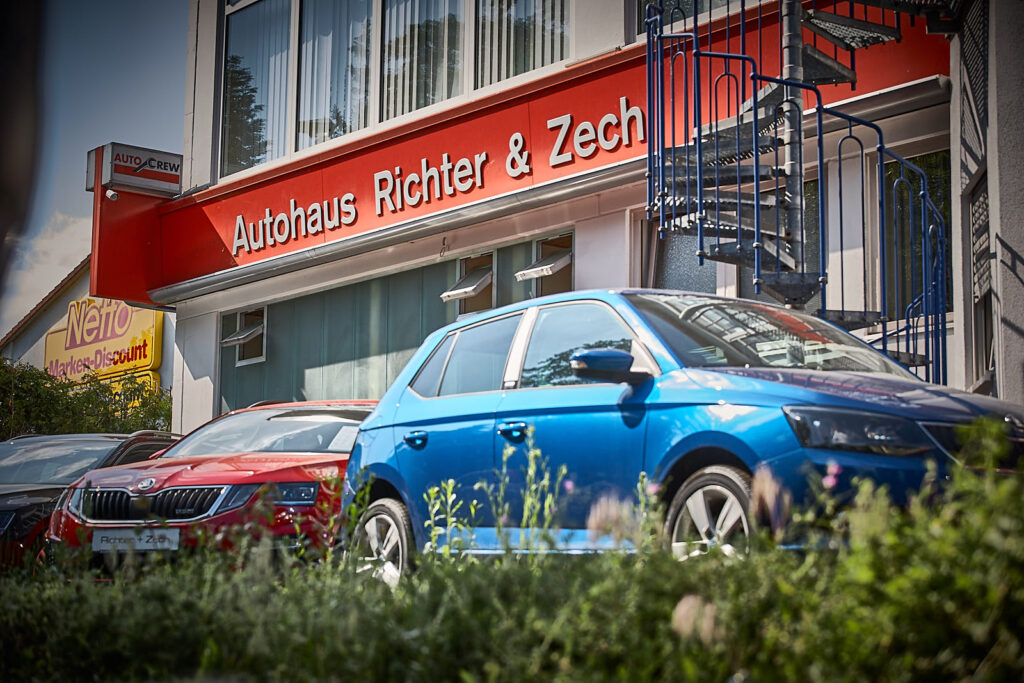 Gepflegte Fahrzeuge vor dem Gebäude von Richter & Zech