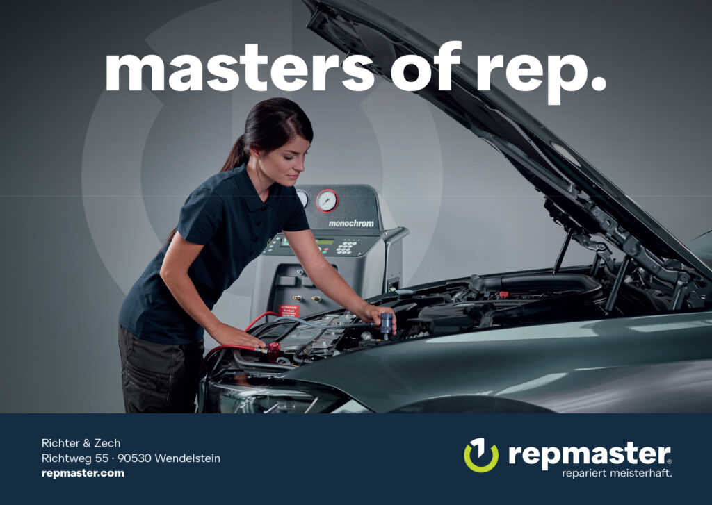 Eine Kfz-Mechatronikerin prüft den Motor eines Fahrzeugs. Im Hintergrund ein Diagnosgerät. Slogan: „masters of rep.“
